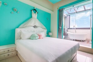 Superior Double Room, Bathtub | Property grounds