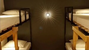 خزنة داخل الغرفة ومكواة/لوح كي وواي فاي مجانًا وملاءات أسرّة