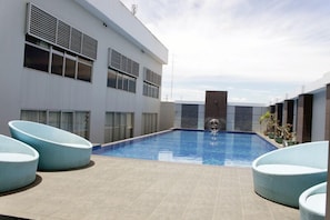 Hồ bơi ngoài trời