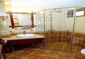 Superior-Zimmer | Badezimmer | Duschwanne, Regendusche, kostenlose Toilettenartikel, Haartrockner