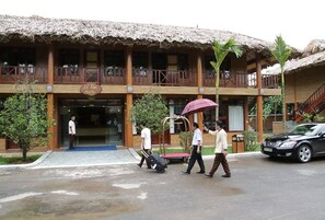 Property entrance - Hoa Binh Hotel (Hoa Binh)