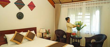 Deluxe Room | Minibar, in-room safe, desk, rollaway beds