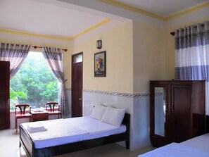 Minibar, desk, free WiFi, bed sheets - Nhat Lan Resort (Phu Quoc)