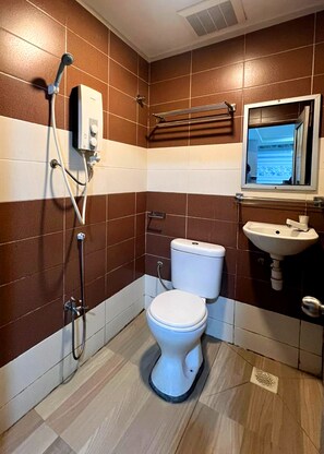 Eenvoudige kamer, 1 twee- of 2 eenpersoonsbedden | Badkamer | Een douche, gratis toiletartikelen, handdoeken