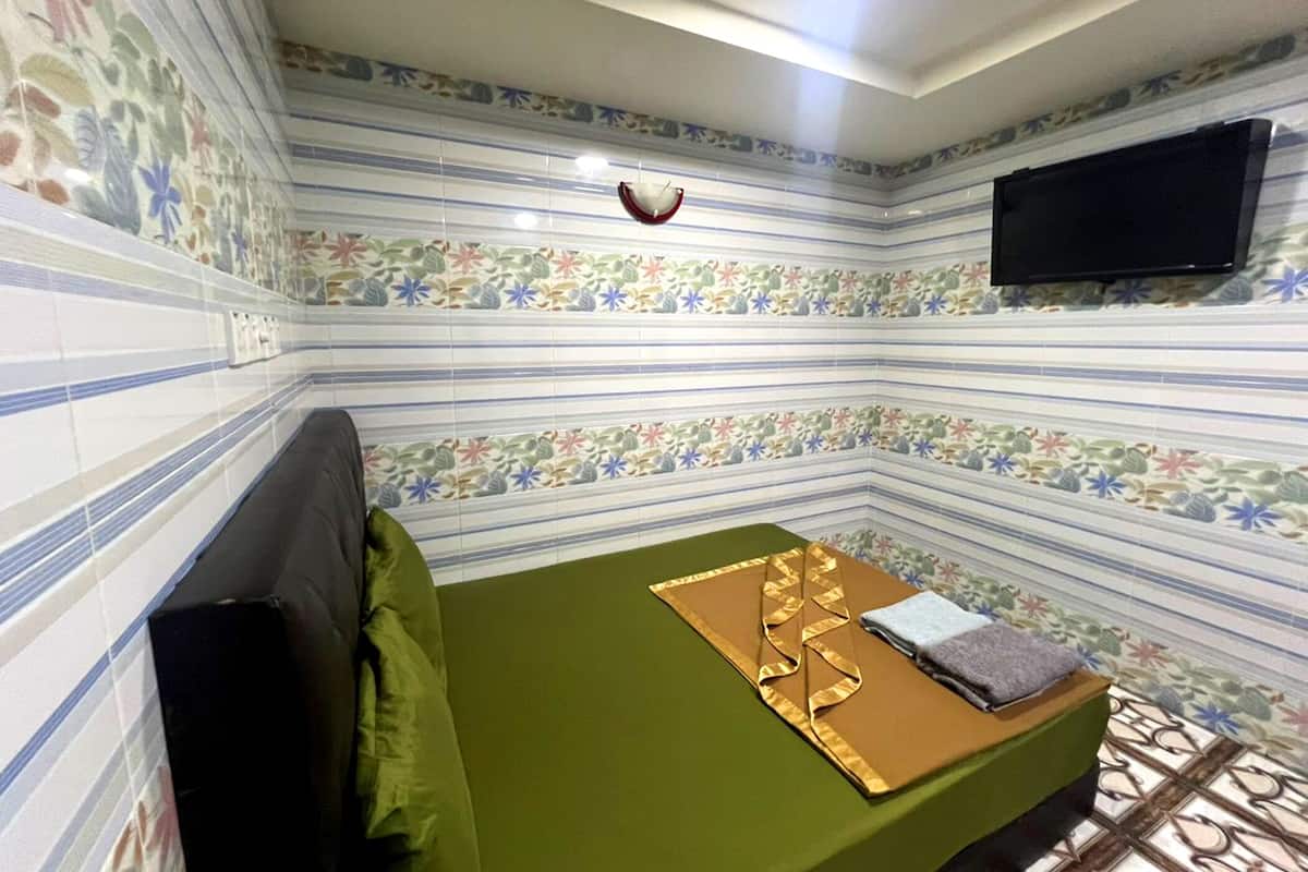 Basic Double or Twin Room | Meja, katil lipat simpan percuma, Wi-fi percuma, cadar katil