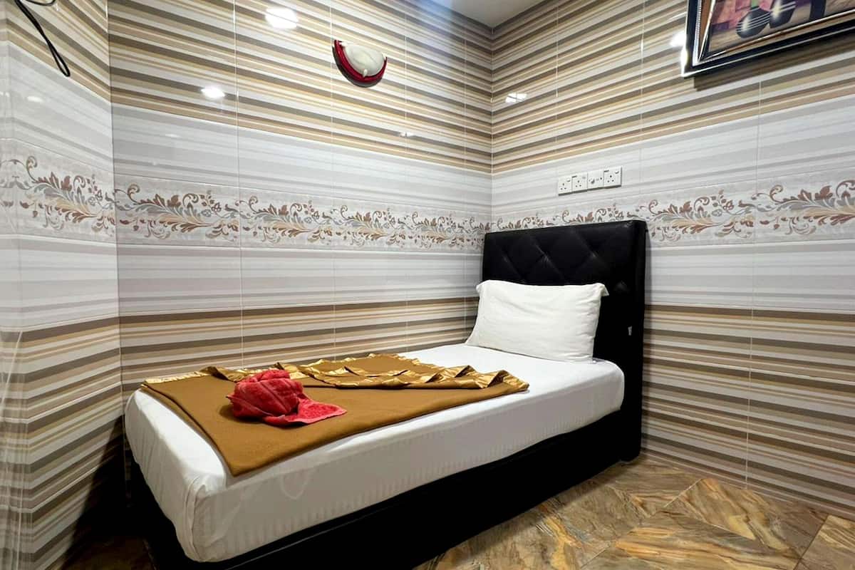 Business Triple Room | Meja, katil lipat simpan percuma, Wi-fi percuma, cadar katil