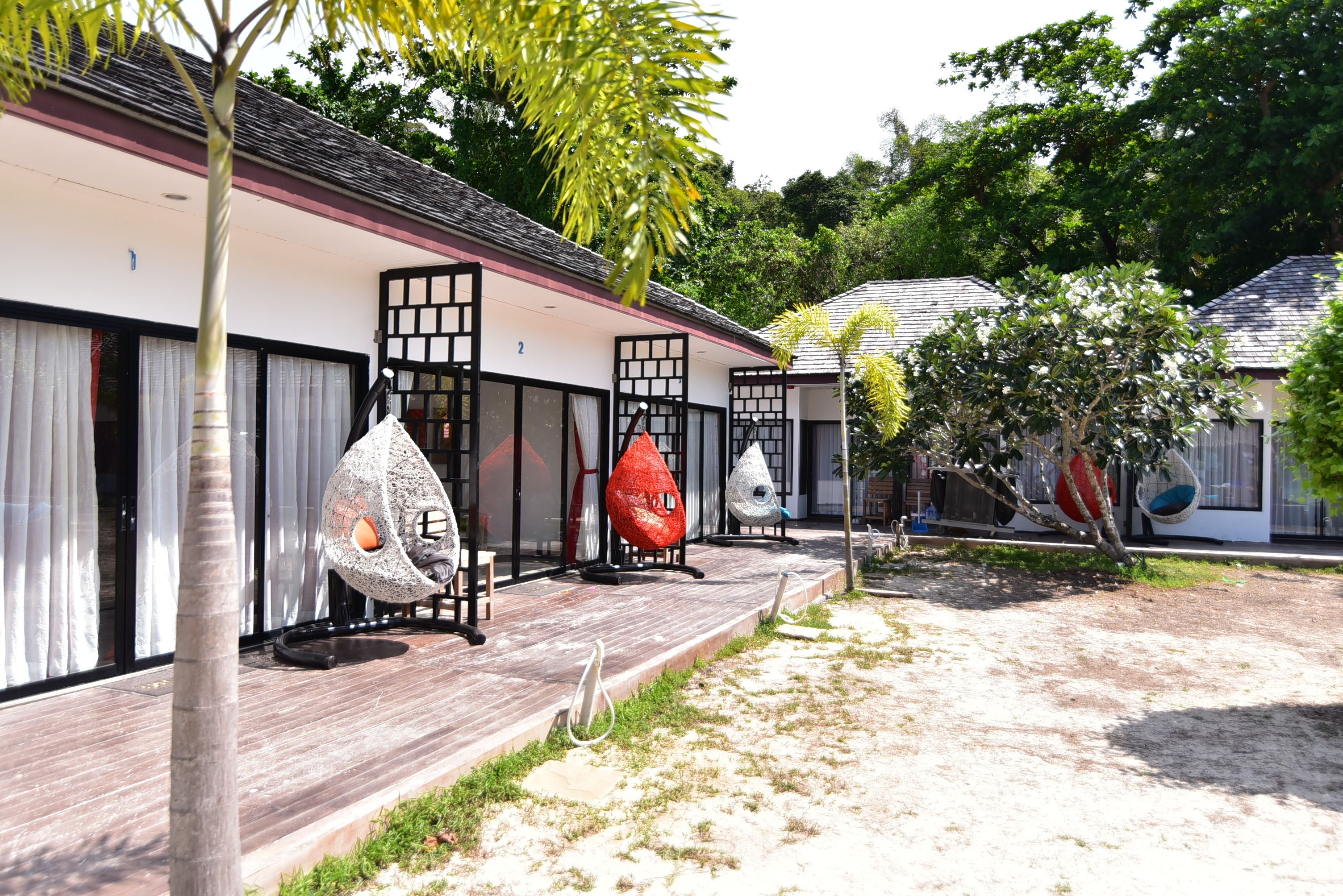 Chambre Confort, 1 très grand lit, vue établissement | Minibar, coffres-forts dans les chambres, bureau, lits bébé (gratuits)