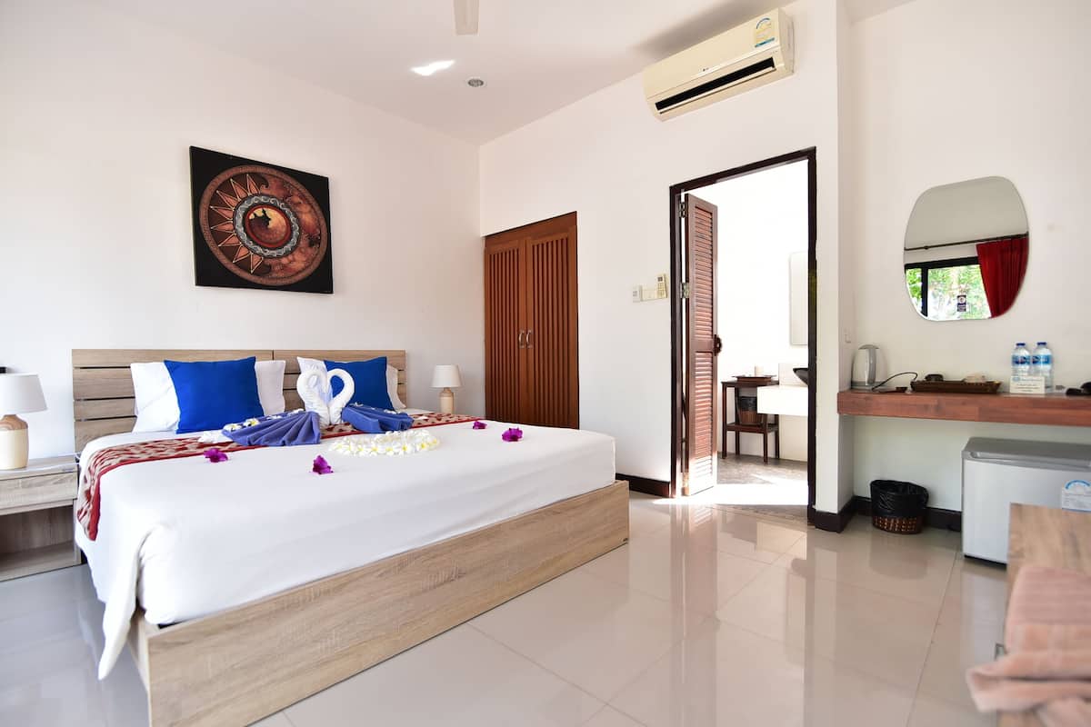 Quarto casal conforto, 1 cama King, vista parcial para o mar | Frigobar, cofres nos quartos, escrivaninha, Wi-Fi de cortesia