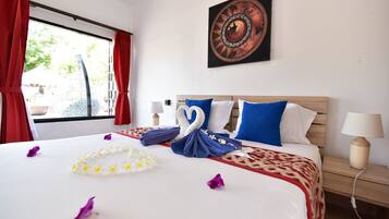 Chambre Confort, 1 trÚs grand lit, vue établissement | Minibar, coffres-forts dans les chambres, bureau, lits bébé (gratuits)