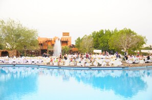 يتم تقديم الإفطار والغداء والعشاء 