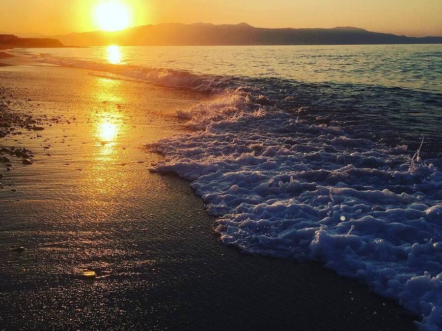 Na praia, espreguiçadeiras, guarda-sóis, toalhas de praia