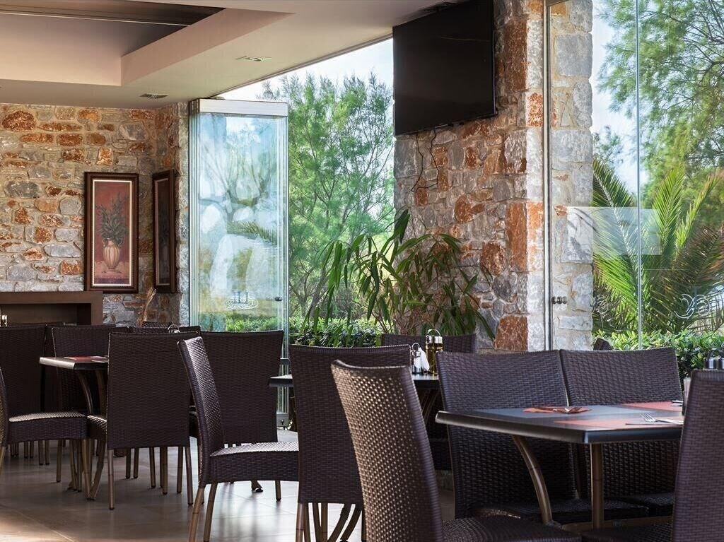 Petit déjeuner, déjeuner et dîner servis sur place, vue sur la piscine