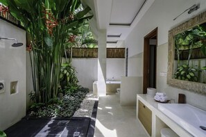 Separate tub and shower, deep soaking tub, free toiletries, towels - Mantra Nature Retreat (Tabanan)