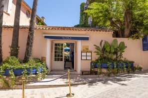 L’entrée d’un immeuble avec une enseigne indiquant : « Le Yaca Saint-Tropez ».
