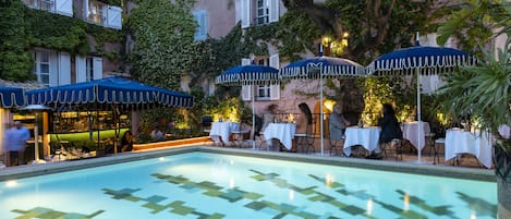 Serveert ontbijt, lunch, Italiaanse gerechten, uitzicht op het zwembad