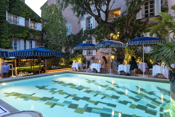 Petit déjeuner, déjeuner et dßner servis sur place, vue sur la piscine