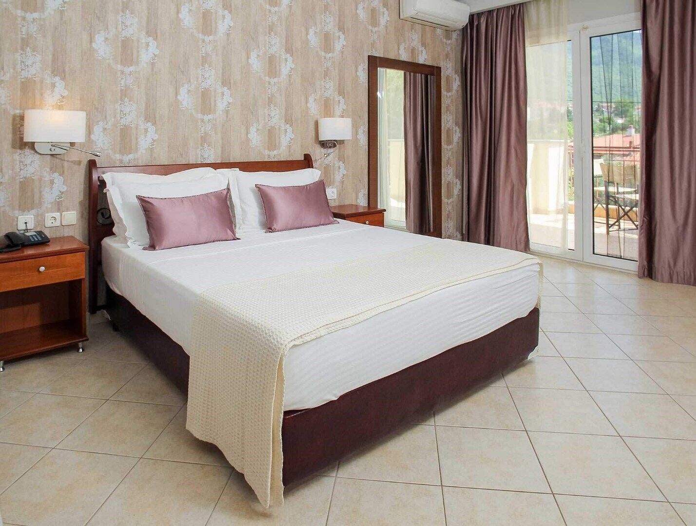 In-room safe, soundproofing, iron/ironing board, free WiFi