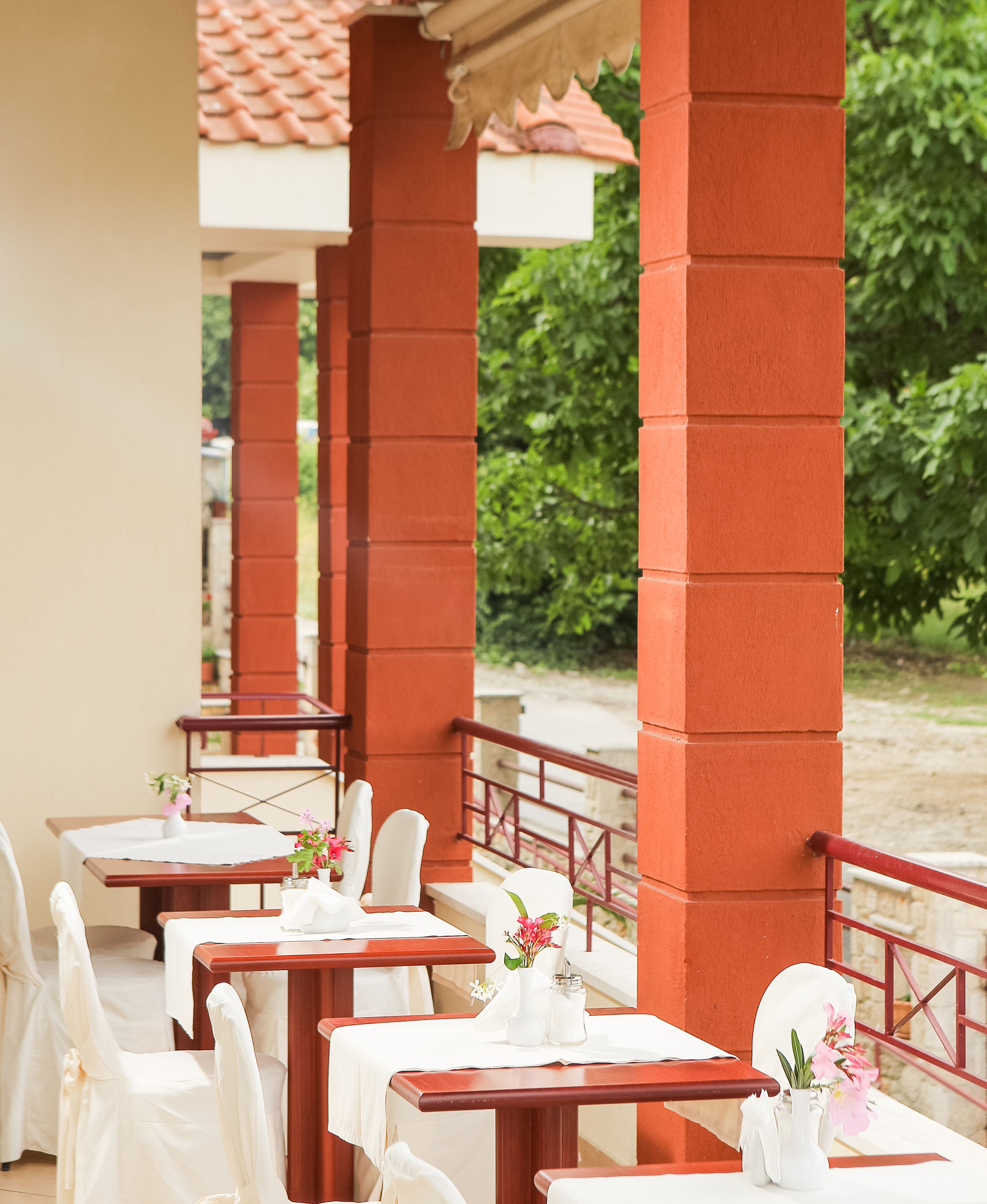 breakfast, lunch and dinner served