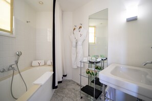 Camera Standard con letto matrimoniale o 2 letti singoli | Bagno | Set di cortesia firmato, asciugacapelli, accappatoio, pantofole