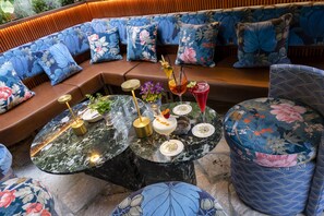 Poolside bar - Hôtel Le Y Saint-Tropez (Saint-Tropez)