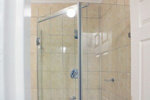 Kamar Twin Standar, pemandangan halaman | Shower kamar mandi