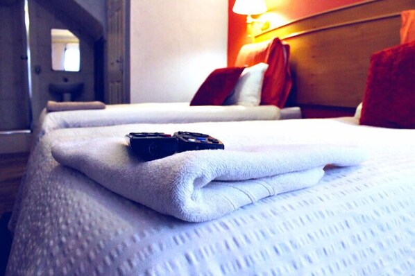 Standard-Zweibettzimmer, Blick auf den Innenhof | Badezimmerausstattung | Kostenlose Toilettenartikel, Handtücher