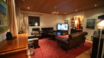 Villa Deluxe, 5 habitaciones, vista parcial al mar, junto a la playa | Sala de estar | Televisión de pantalla plana, chimenea y consola de videojuegos