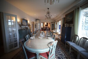 Deluxe Villa, 5 Bedrooms, Partial Sea View, Beachside | In-room dining