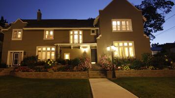 Vista frontal de la propiedad