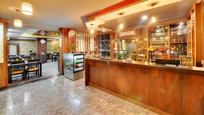 Ein Restaurant mit Holztresen, Sitzgelegenheiten und einer Auslage.