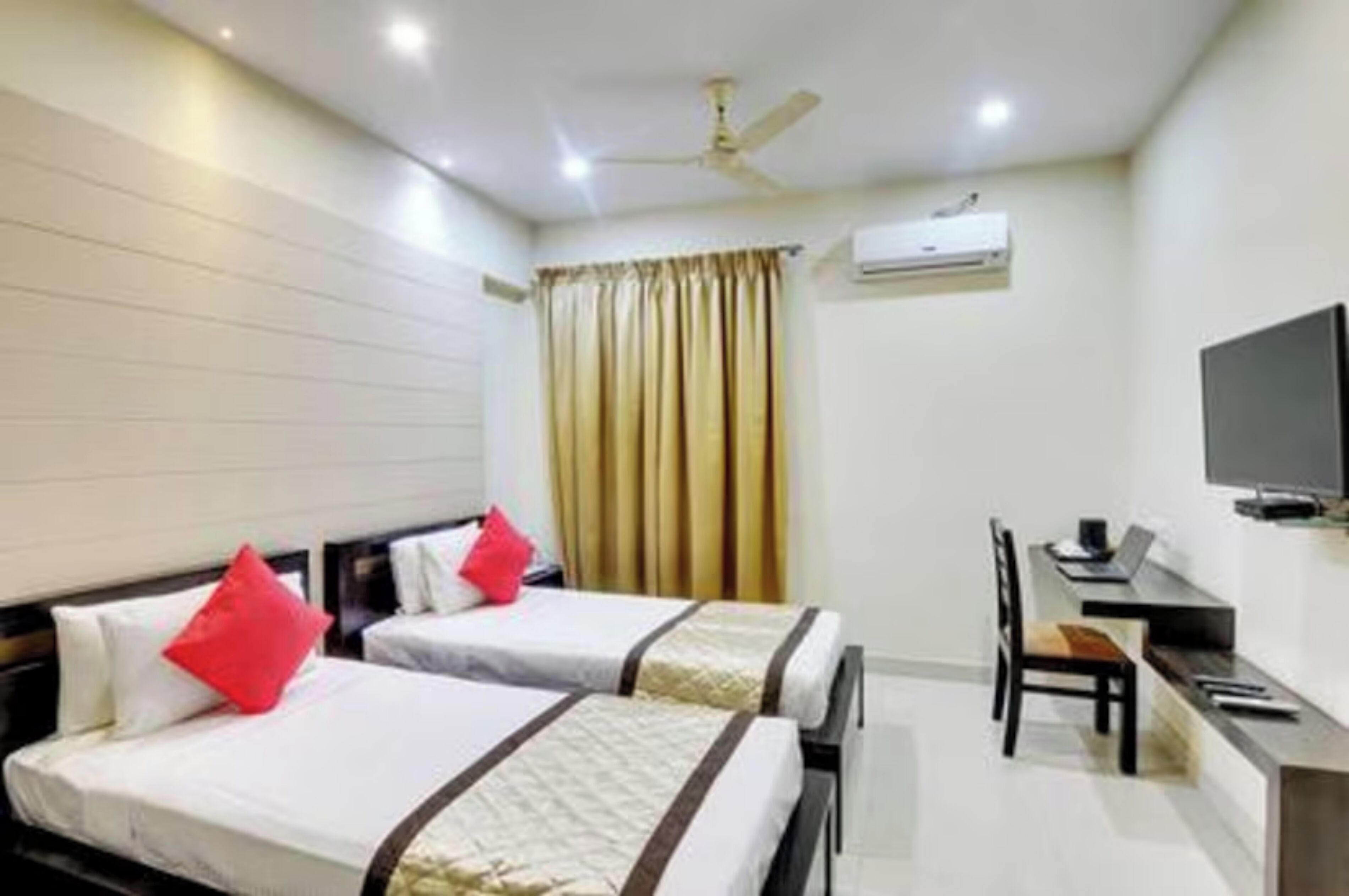 Standard Twin Room | In-room safe, desk, laptop workspace, iron/ironing board