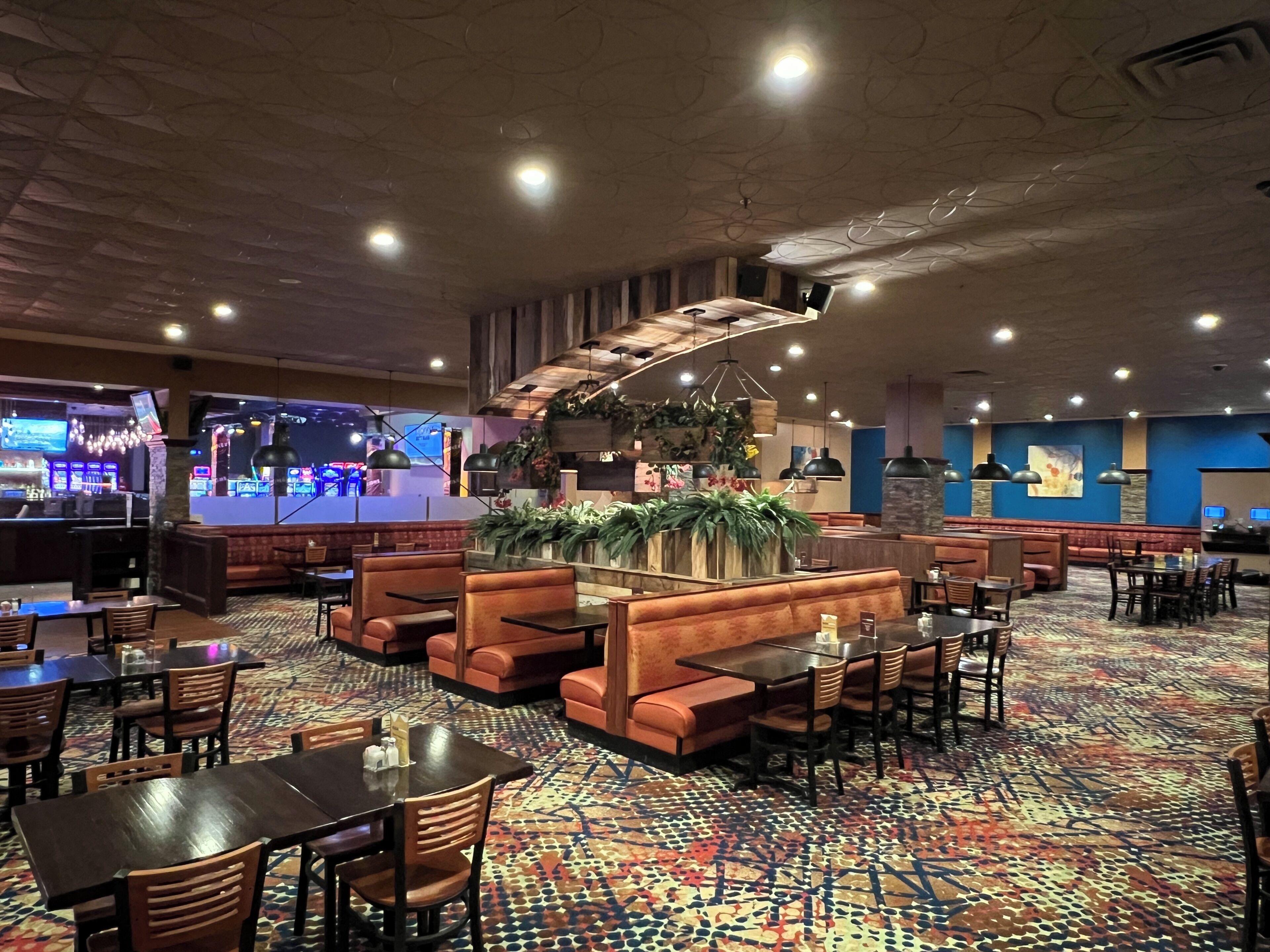 6 restaurants; breakfast, lunch, and dinner served
