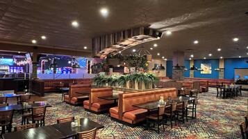 6 restaurants; breakfast, lunch, and dinner served