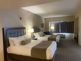 ADA Room 2 Queen beds and Roll In Shower | Cofres nos quartos, escrivaninha, Wi-Fi de cortesia, roupa de cama