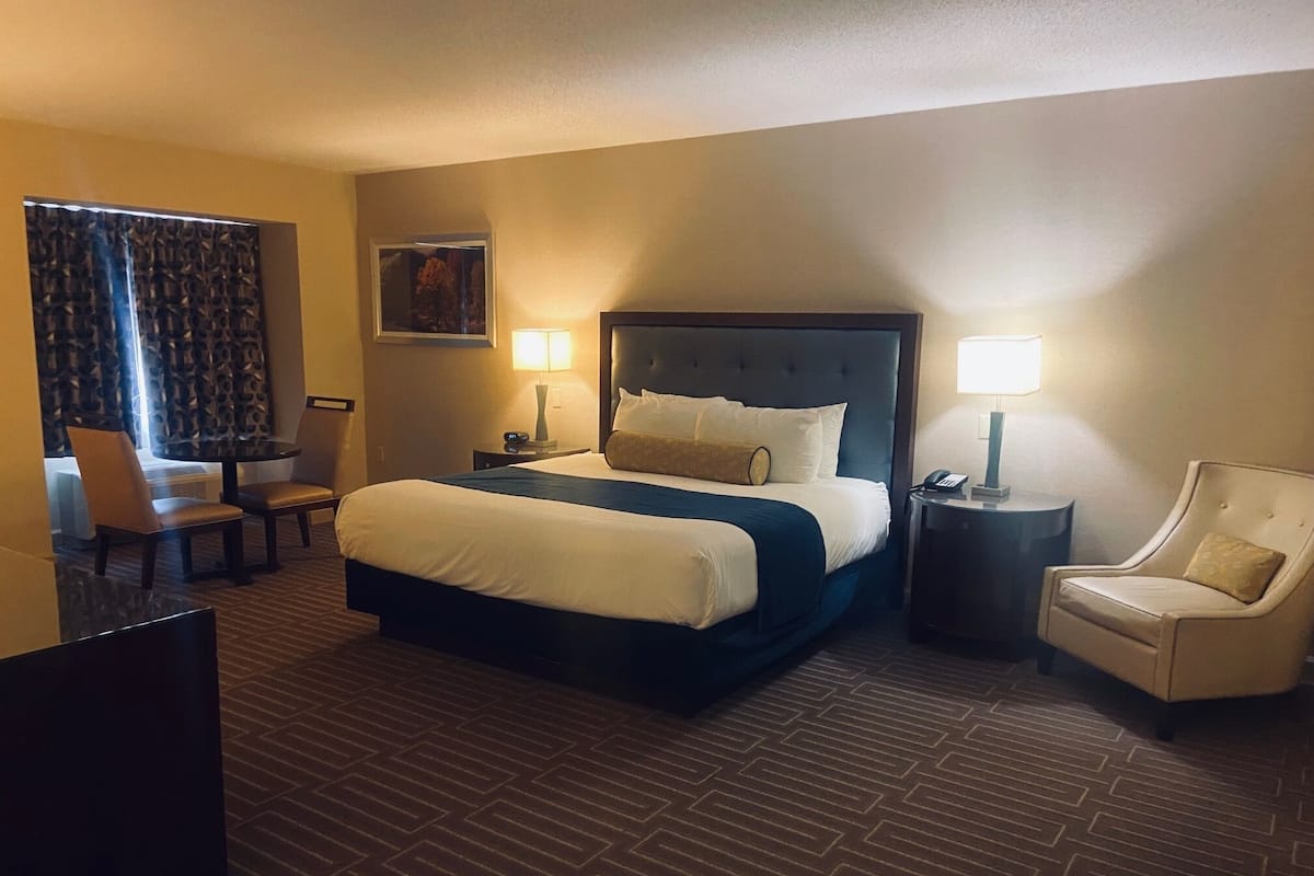 ADA Room With King Bed | 客房內保險箱、書桌、免費無線上網、床單