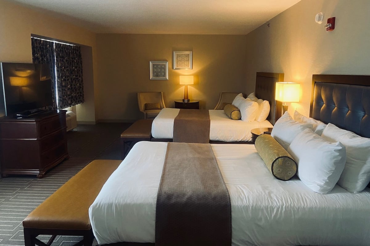 ADA Room with 2 Queen Beds | 客房內保險箱、書桌、免費無線上網、床單