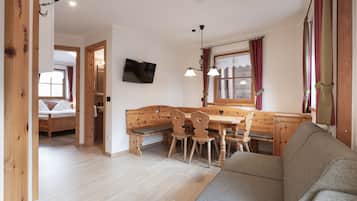 Familie appartement, 2 slaapkamers (+ add. cleaning fee 60€) | Woonruimte | Een flatscreentelevisie