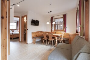 Family Apartment, 2 Bedrooms (+ add. cleaning fee 60€) | Living area