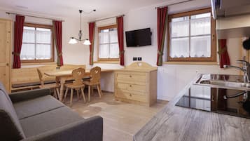Apartamento família, 2 quartos (+ add. cleaning fee 60€) | Área de estar | TV de tela plana