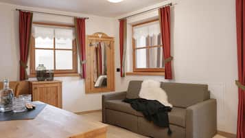 Apartamento família, 2 quartos (+ add. cleaning fee 60€) | Área de estar | TV de tela plana