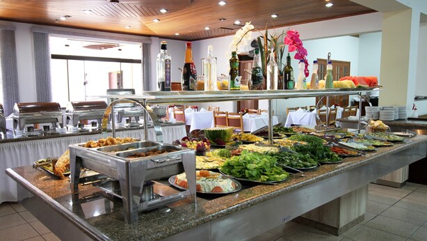 Een buffet met verschillende gerechten en toevoegingen.