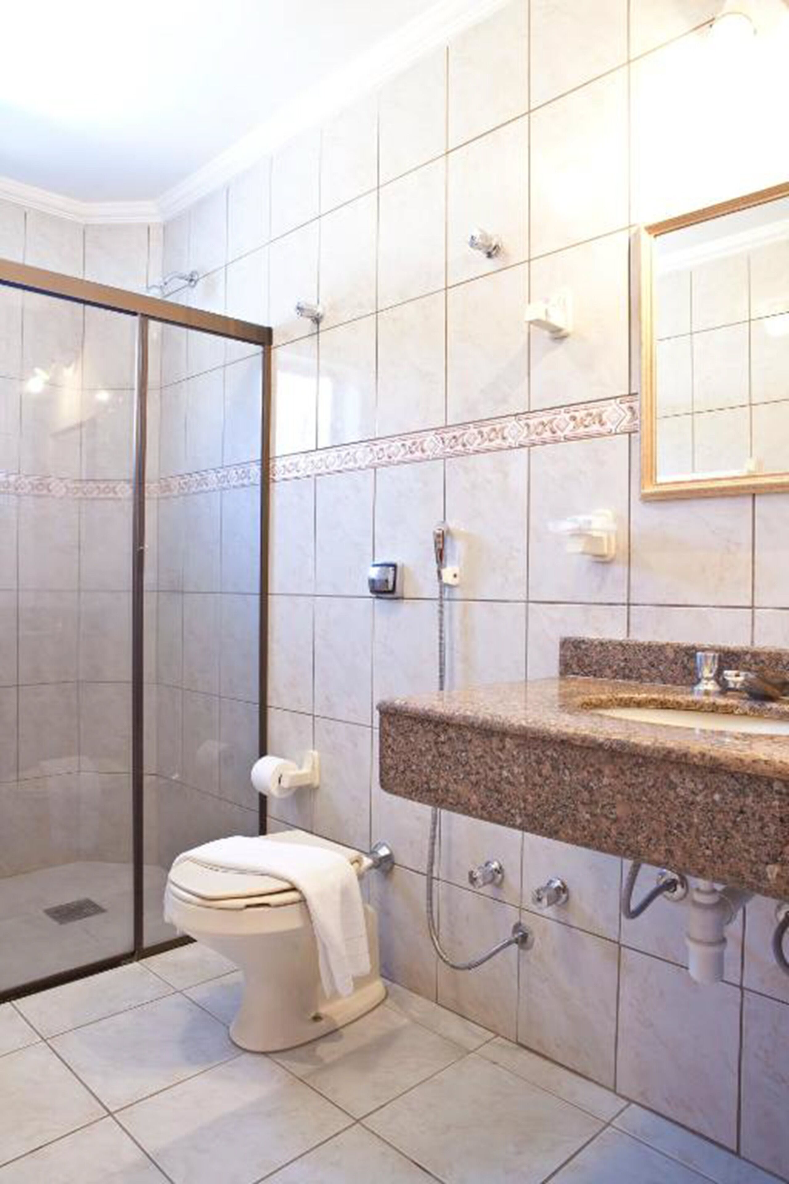 deluxe triple room | bathroom | shower, towels