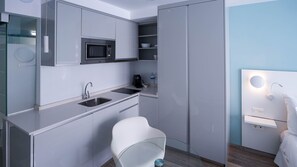 Jääkaappi, mikroaaltouuni, liesi, kahvin-/teenkeitin