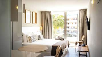 Caja de seguridad en la habitación, escritorio y cortinas blackout