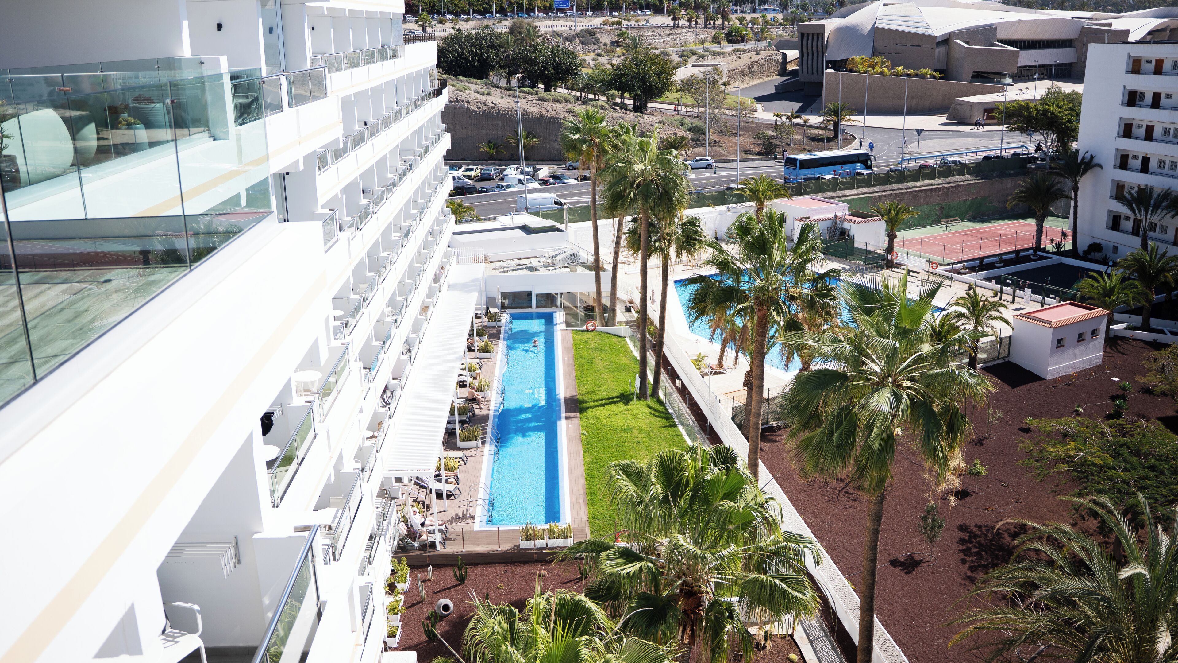 Suite – junior (Swim Up) | Safe på rommet, skrivebord, blendingsgardiner og strykejern/-brett