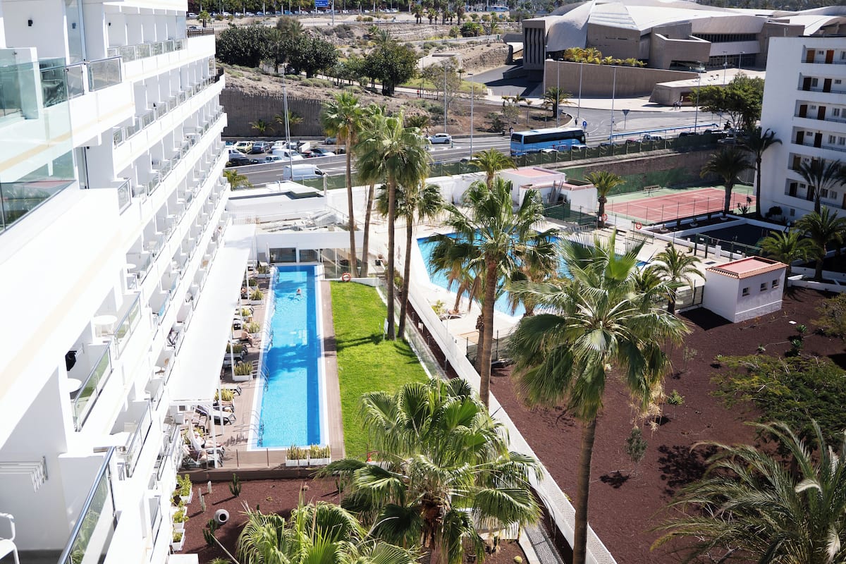 Suite – junior (Swim Up) | Safe på rommet, skrivebord, blendingsgardiner og strykejern/-brett