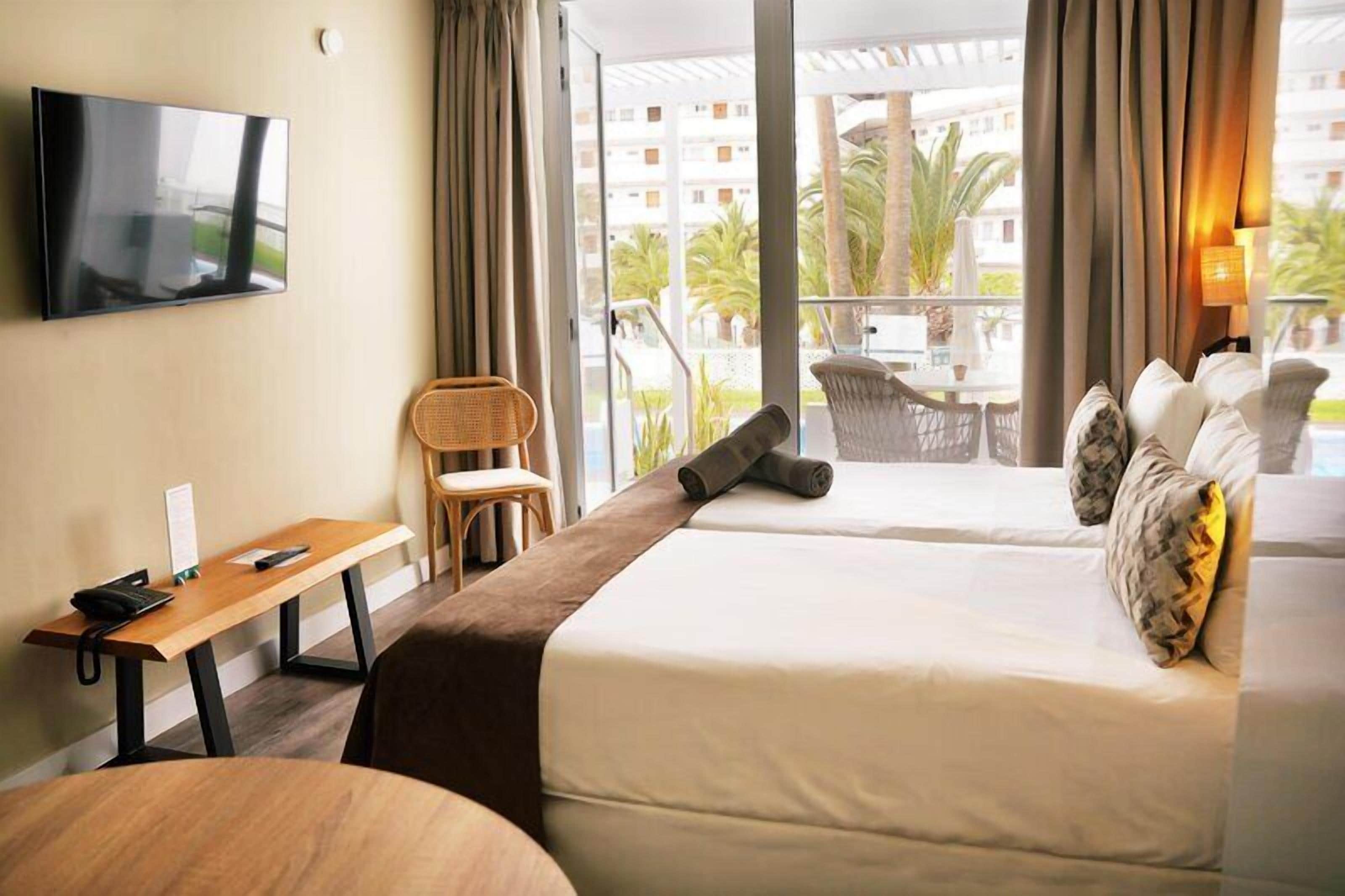 Junior Suite (Swim Up) | In-room safe, desk, blackout curtains, iron/ironing board