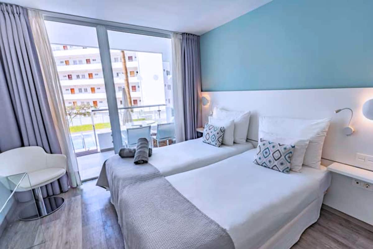 Suite junior (Swim Up) | 1 dormitorio, caja fuerte, escritorio y cortinas opacas