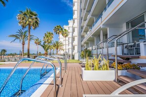 Outdoor pool, pool umbrellas, sun loungers - Coral Ocean View (Adeje)