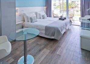 Tallelokero huoneessa, työpöytä, pimennysverhot, silitysrauta/-lauta